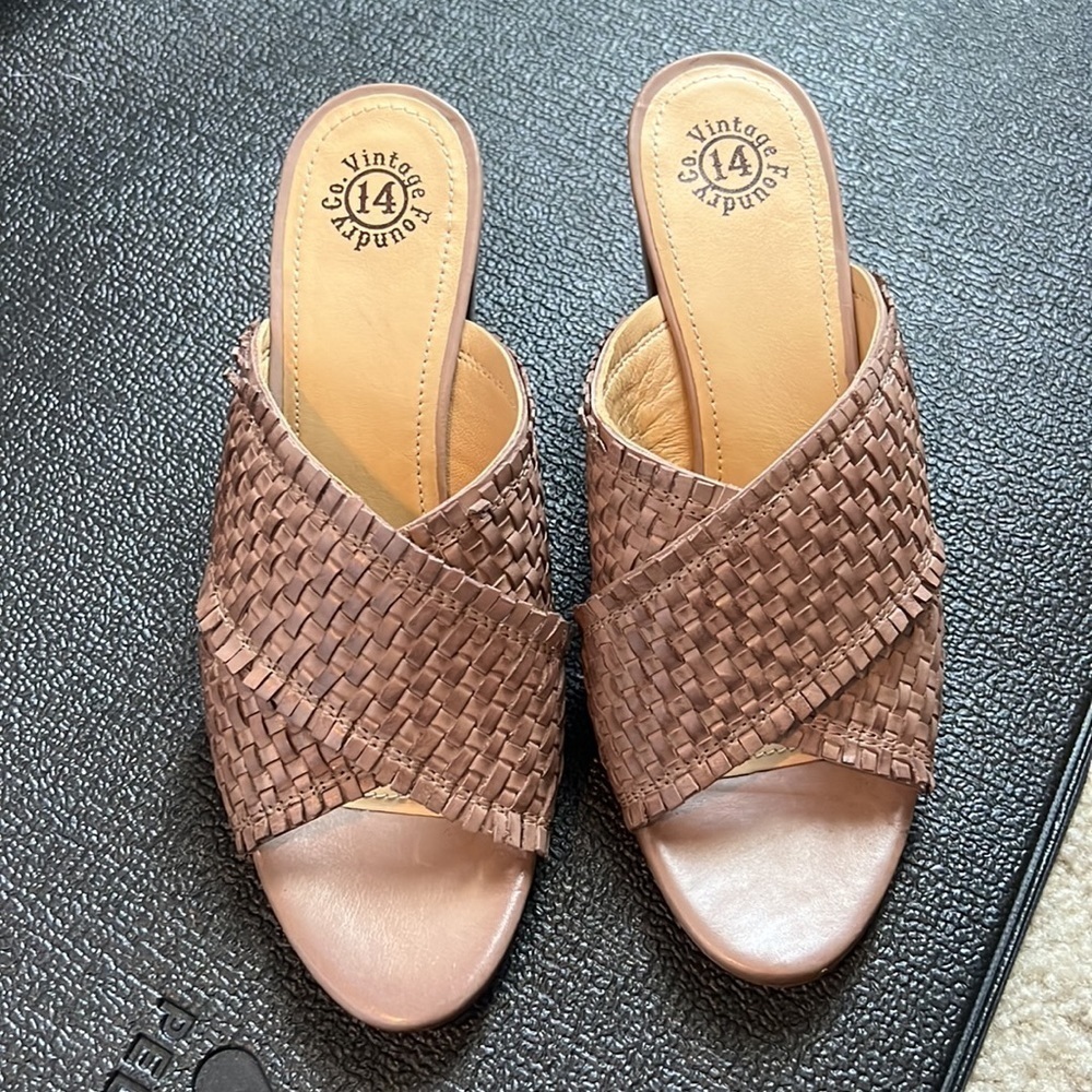 NIB Vintage Foundry Louisa sandal size 9.5 taupe